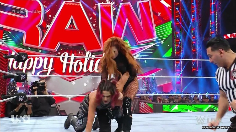 WWE_Monday_Night_Raw_2022_12_19_720p_HDTV_x264-NWCHD_mp4_005841840.jpg