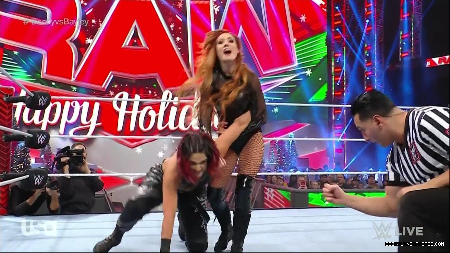 WWE_Monday_Night_Raw_2022_12_19_720p_HDTV_x264-NWCHD_mp4_005842240.jpg