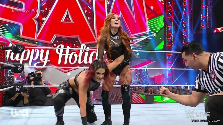 WWE_Monday_Night_Raw_2022_12_19_720p_HDTV_x264-NWCHD_mp4_005842641.jpg