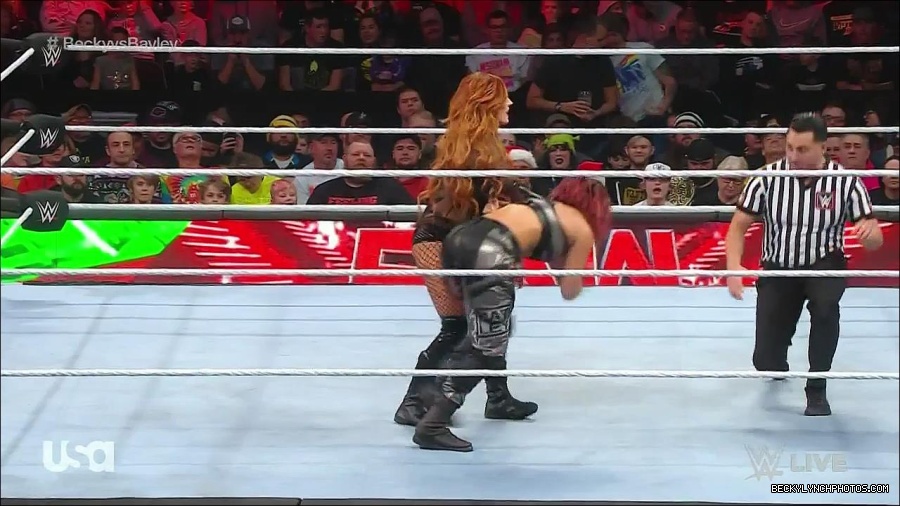 WWE_Monday_Night_Raw_2022_12_19_720p_HDTV_x264-NWCHD_mp4_005843041.jpg
