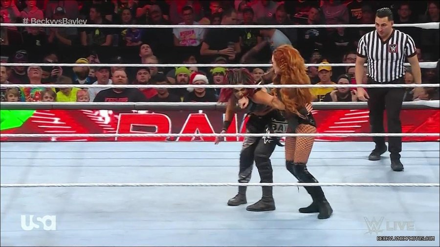 WWE_Monday_Night_Raw_2022_12_19_720p_HDTV_x264-NWCHD_mp4_005844643.jpg