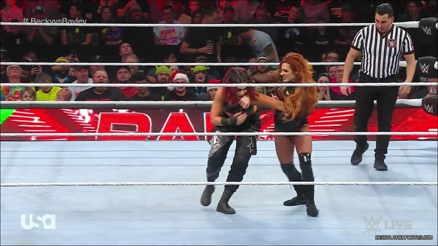 WWE_Monday_Night_Raw_2022_12_19_720p_HDTV_x264-NWCHD_mp4_005845043.jpg