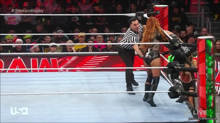 WWE_Monday_Night_Raw_2022_12_19_720p_HDTV_x264-NWCHD_mp4_005847446.jpg