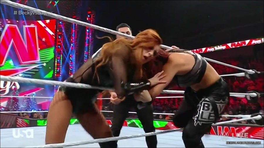 WWE_Monday_Night_Raw_2022_12_19_720p_HDTV_x264-NWCHD_mp4_005848246.jpg