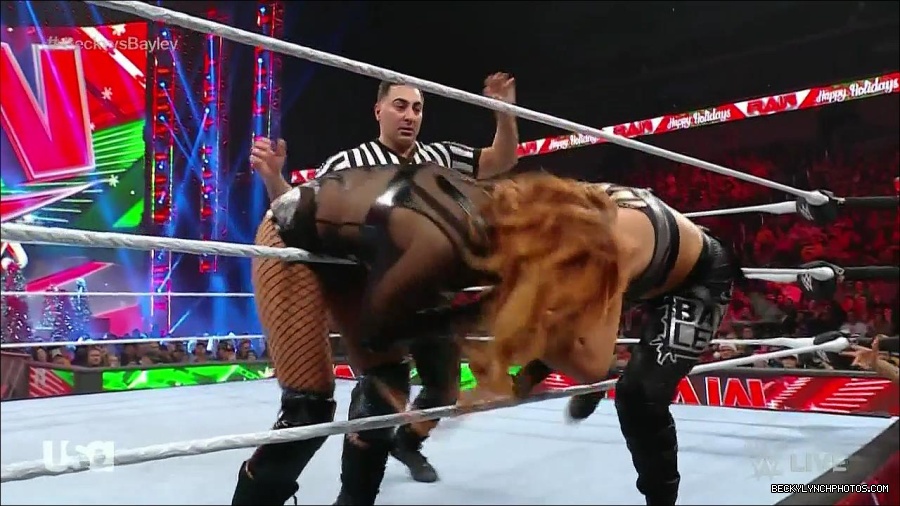 WWE_Monday_Night_Raw_2022_12_19_720p_HDTV_x264-NWCHD_mp4_005848647.jpg