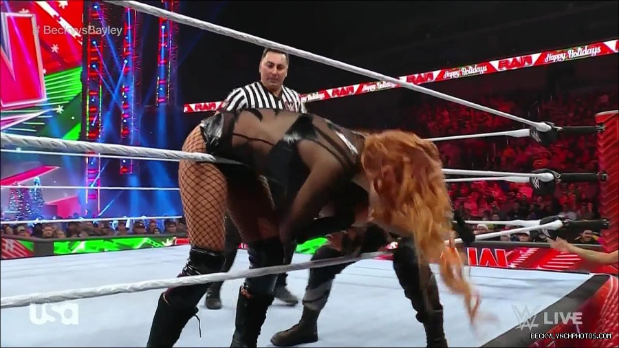 WWE_Monday_Night_Raw_2022_12_19_720p_HDTV_x264-NWCHD_mp4_005849047.jpg