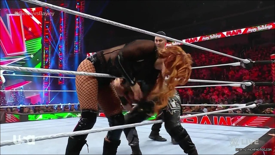 WWE_Monday_Night_Raw_2022_12_19_720p_HDTV_x264-NWCHD_mp4_005849848.jpg