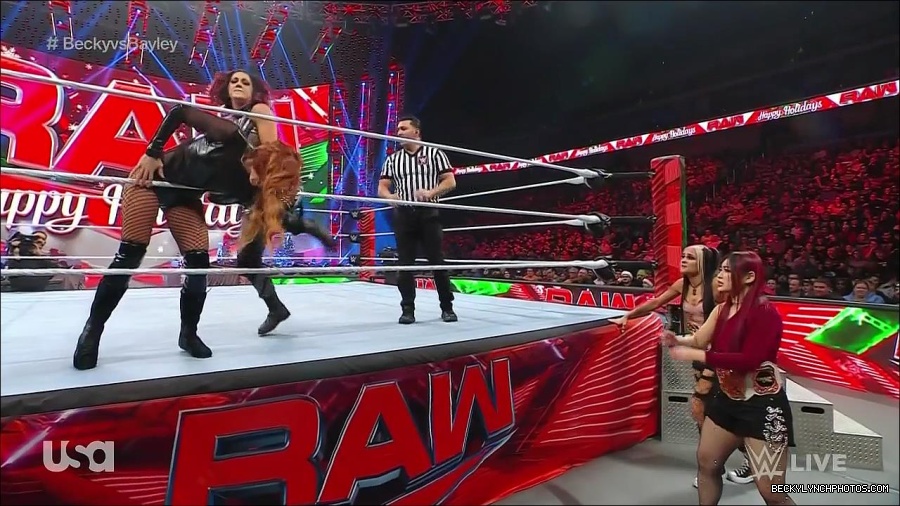 WWE_Monday_Night_Raw_2022_12_19_720p_HDTV_x264-NWCHD_mp4_005850248.jpg