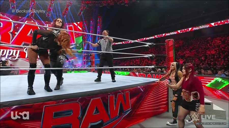 WWE_Monday_Night_Raw_2022_12_19_720p_HDTV_x264-NWCHD_mp4_005850649.jpg