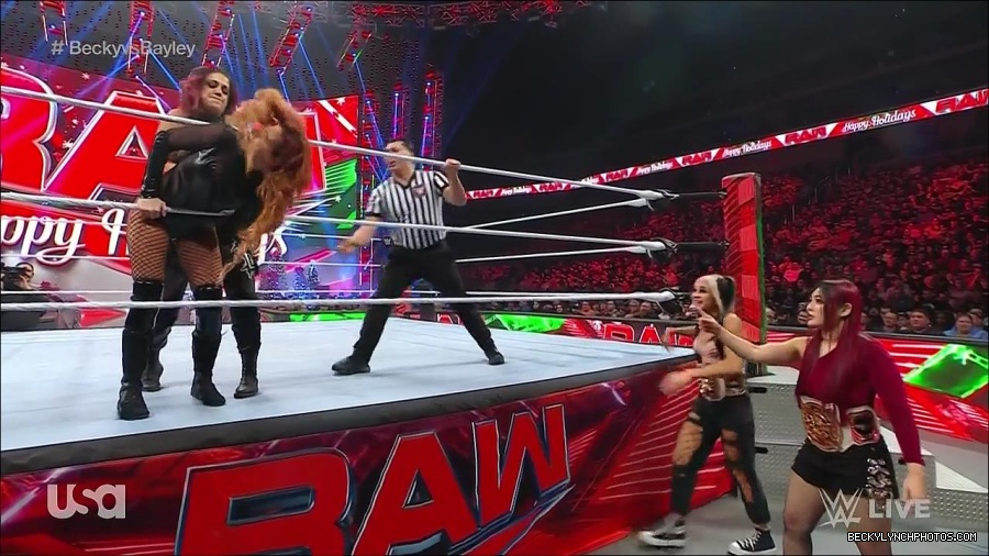 WWE_Monday_Night_Raw_2022_12_19_720p_HDTV_x264-NWCHD_mp4_005851049.jpg