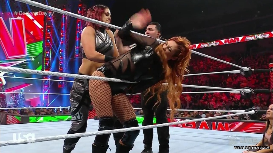 WWE_Monday_Night_Raw_2022_12_19_720p_HDTV_x264-NWCHD_mp4_005851850.jpg