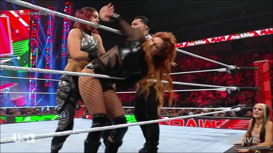 WWE_Monday_Night_Raw_2022_12_19_720p_HDTV_x264-NWCHD_mp4_005852250.jpg