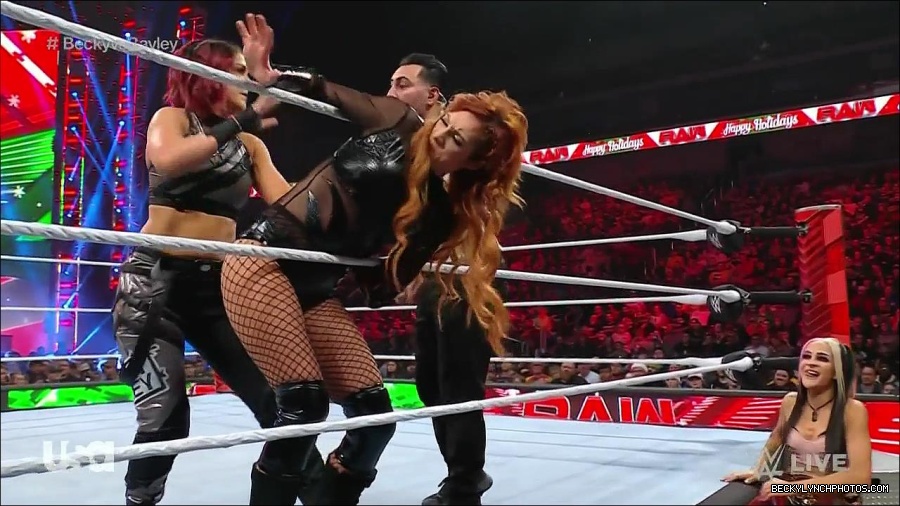 WWE_Monday_Night_Raw_2022_12_19_720p_HDTV_x264-NWCHD_mp4_005852651.jpg
