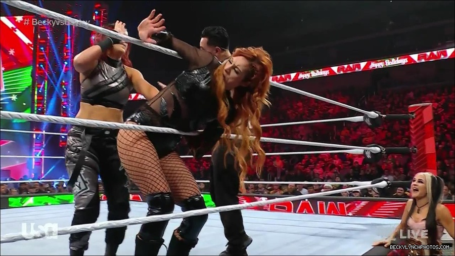WWE_Monday_Night_Raw_2022_12_19_720p_HDTV_x264-NWCHD_mp4_005853051.jpg