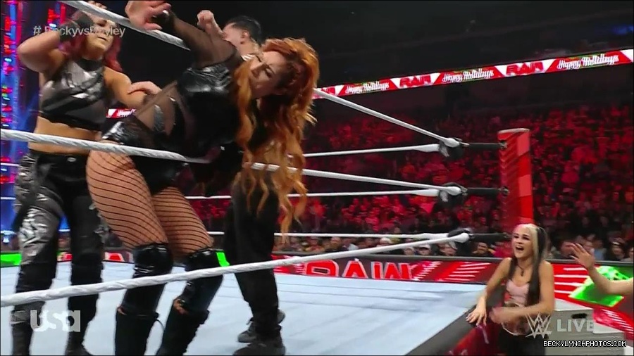 WWE_Monday_Night_Raw_2022_12_19_720p_HDTV_x264-NWCHD_mp4_005853452.jpg