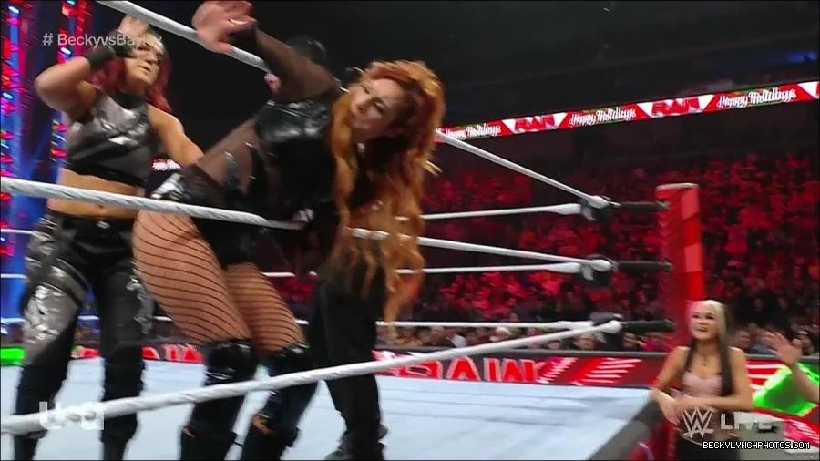 WWE_Monday_Night_Raw_2022_12_19_720p_HDTV_x264-NWCHD_mp4_005853852.jpg