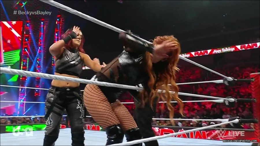 WWE_Monday_Night_Raw_2022_12_19_720p_HDTV_x264-NWCHD_mp4_005854252.jpg