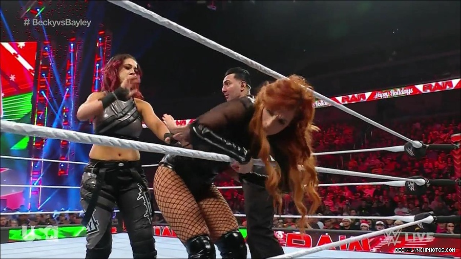 WWE_Monday_Night_Raw_2022_12_19_720p_HDTV_x264-NWCHD_mp4_005854653.jpg