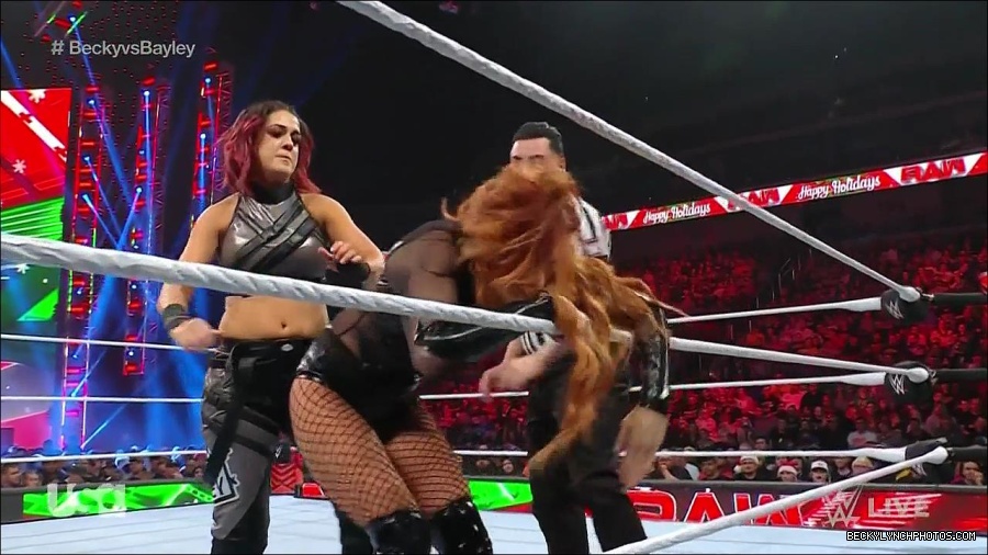 WWE_Monday_Night_Raw_2022_12_19_720p_HDTV_x264-NWCHD_mp4_005855053.jpg