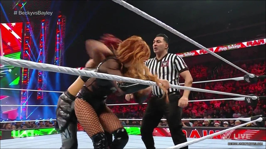 WWE_Monday_Night_Raw_2022_12_19_720p_HDTV_x264-NWCHD_mp4_005855454.jpg