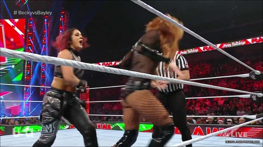 WWE_Monday_Night_Raw_2022_12_19_720p_HDTV_x264-NWCHD_mp4_005855854.jpg