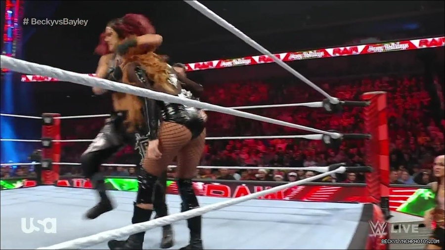 WWE_Monday_Night_Raw_2022_12_19_720p_HDTV_x264-NWCHD_mp4_005857456.jpg