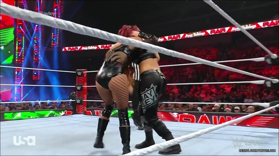 WWE_Monday_Night_Raw_2022_12_19_720p_HDTV_x264-NWCHD_mp4_005858256.jpg