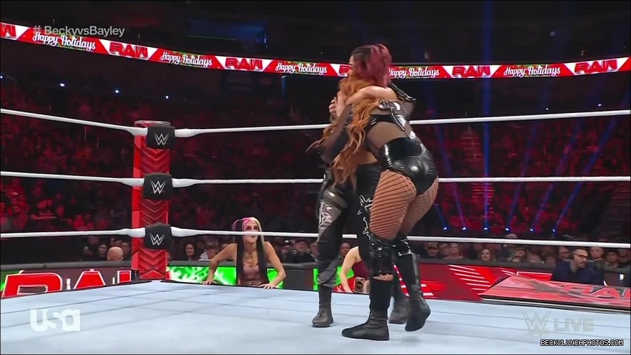 WWE_Monday_Night_Raw_2022_12_19_720p_HDTV_x264-NWCHD_mp4_005858657.jpg