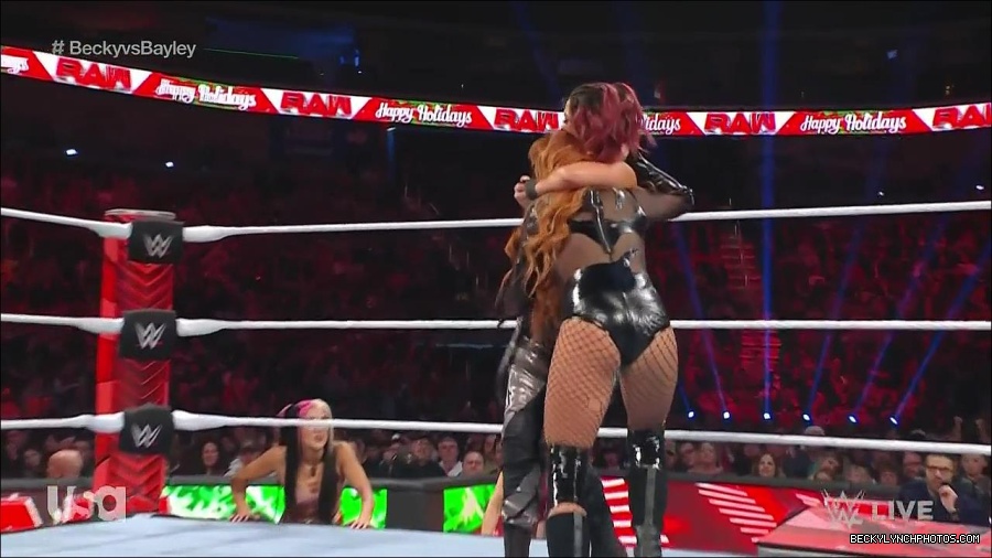 WWE_Monday_Night_Raw_2022_12_19_720p_HDTV_x264-NWCHD_mp4_005859458.jpg