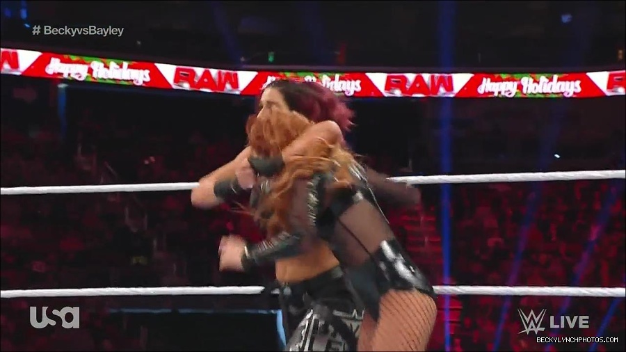 WWE_Monday_Night_Raw_2022_12_19_720p_HDTV_x264-NWCHD_mp4_005860659.jpg
