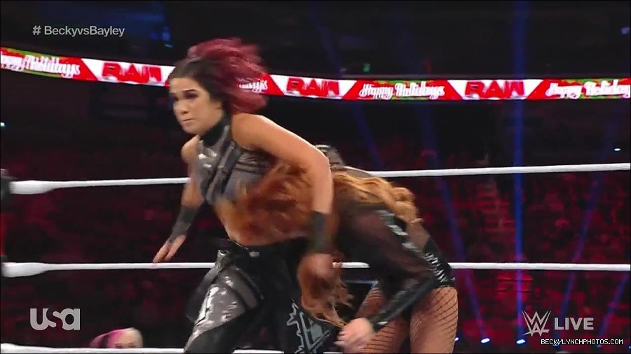 WWE_Monday_Night_Raw_2022_12_19_720p_HDTV_x264-NWCHD_mp4_005861059.jpg
