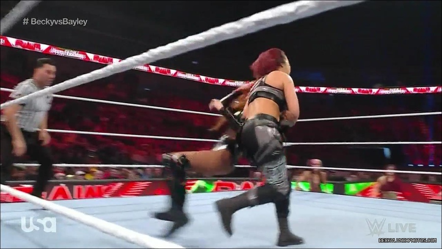 WWE_Monday_Night_Raw_2022_12_19_720p_HDTV_x264-NWCHD_mp4_005862661.jpg