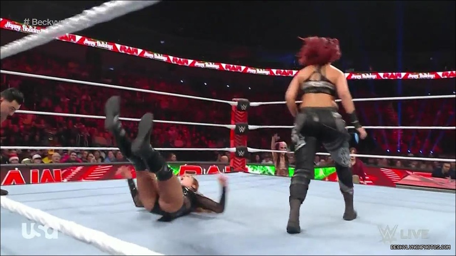 WWE_Monday_Night_Raw_2022_12_19_720p_HDTV_x264-NWCHD_mp4_005863061.jpg