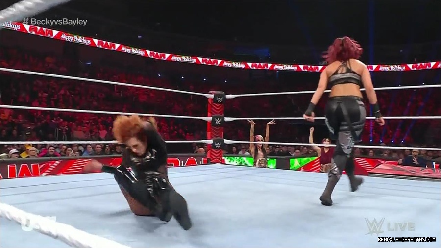 WWE_Monday_Night_Raw_2022_12_19_720p_HDTV_x264-NWCHD_mp4_005863462.jpg