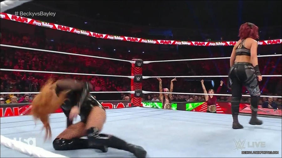 WWE_Monday_Night_Raw_2022_12_19_720p_HDTV_x264-NWCHD_mp4_005863862.jpg