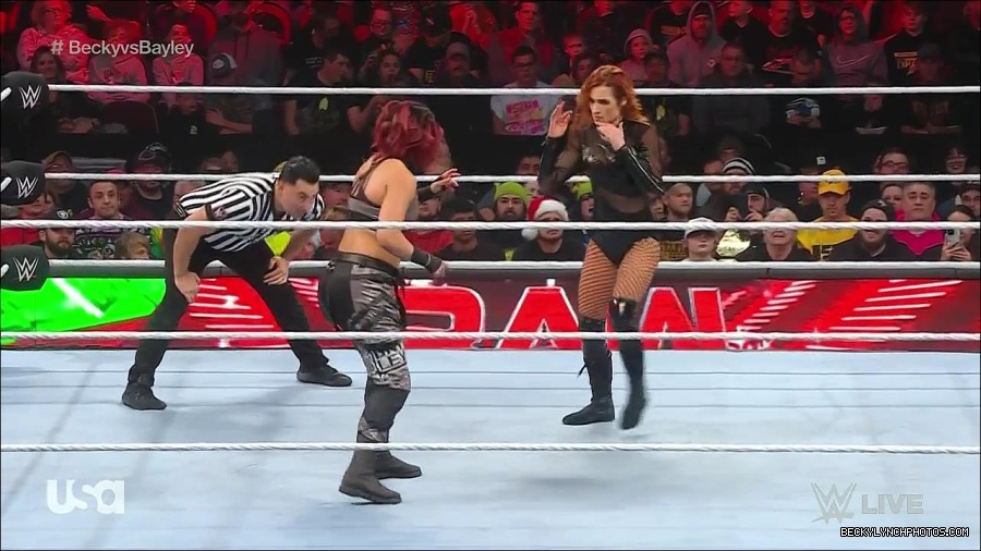 WWE_Monday_Night_Raw_2022_12_19_720p_HDTV_x264-NWCHD_mp4_005877476.jpg