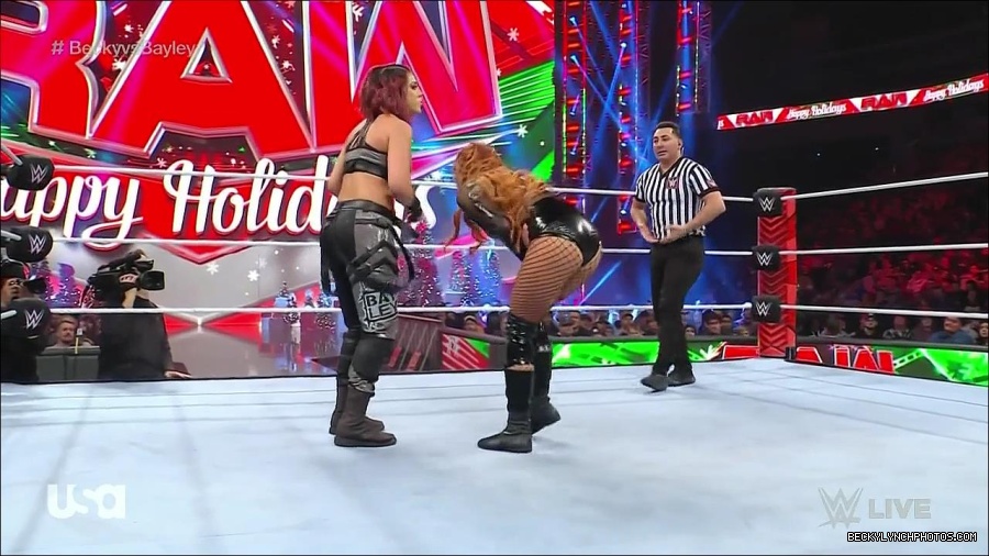 WWE_Monday_Night_Raw_2022_12_19_720p_HDTV_x264-NWCHD_mp4_005879077.jpg