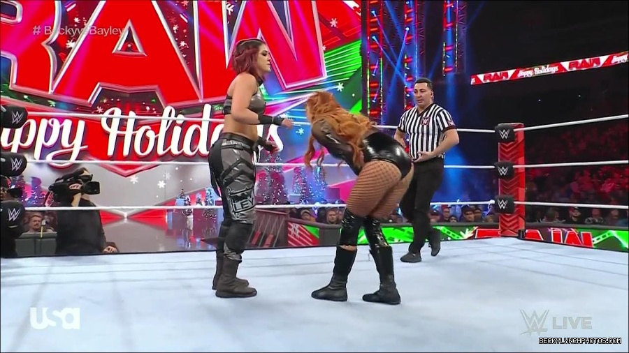 WWE_Monday_Night_Raw_2022_12_19_720p_HDTV_x264-NWCHD_mp4_005879478.jpg