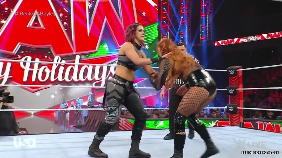 WWE_Monday_Night_Raw_2022_12_19_720p_HDTV_x264-NWCHD_mp4_005880278.jpg