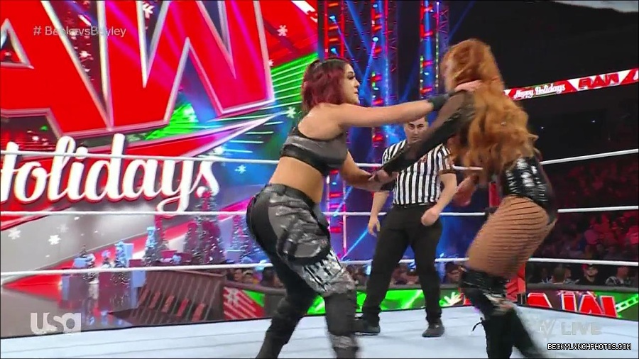 WWE_Monday_Night_Raw_2022_12_19_720p_HDTV_x264-NWCHD_mp4_005880679.jpg