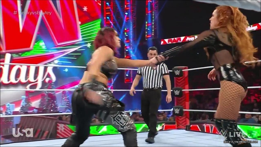 WWE_Monday_Night_Raw_2022_12_19_720p_HDTV_x264-NWCHD_mp4_005881079.jpg