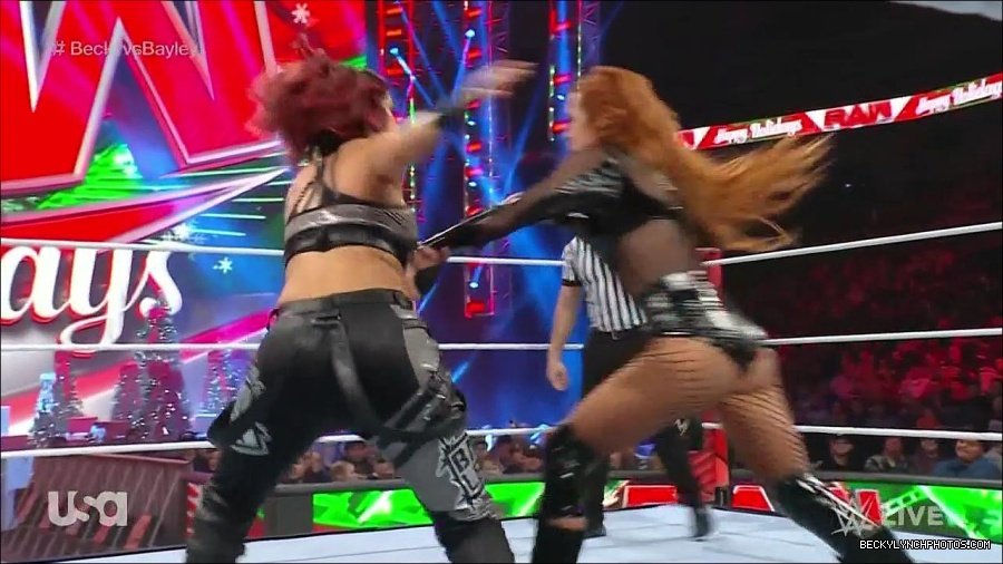 WWE_Monday_Night_Raw_2022_12_19_720p_HDTV_x264-NWCHD_mp4_005881480.jpg
