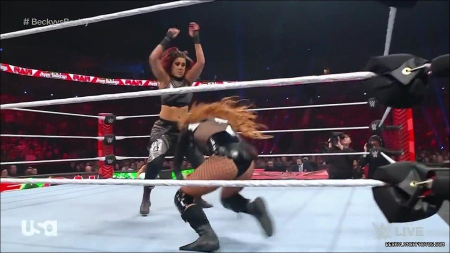 WWE_Monday_Night_Raw_2022_12_19_720p_HDTV_x264-NWCHD_mp4_005883882.jpg