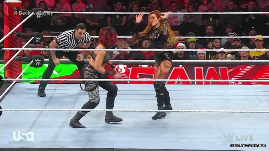 WWE_Monday_Night_Raw_2022_12_19_720p_HDTV_x264-NWCHD_mp4_005885484.jpg