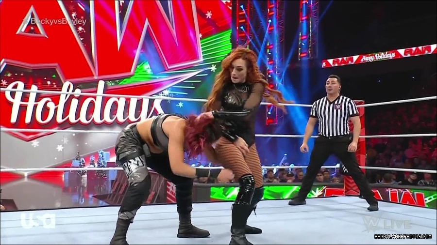 WWE_Monday_Night_Raw_2022_12_19_720p_HDTV_x264-NWCHD_mp4_005888286.jpg
