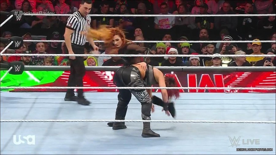 WWE_Monday_Night_Raw_2022_12_19_720p_HDTV_x264-NWCHD_mp4_005889087.jpg