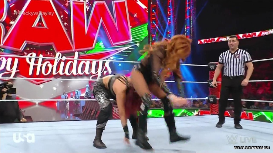 WWE_Monday_Night_Raw_2022_12_19_720p_HDTV_x264-NWCHD_mp4_005891089.jpg
