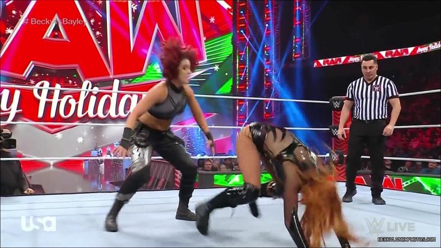 WWE_Monday_Night_Raw_2022_12_19_720p_HDTV_x264-NWCHD_mp4_005891490.jpg