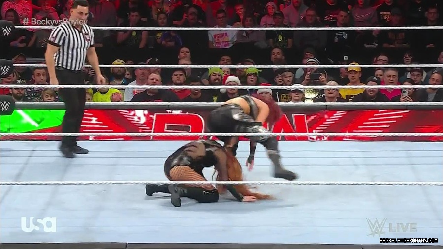 WWE_Monday_Night_Raw_2022_12_19_720p_HDTV_x264-NWCHD_mp4_005892691.jpg