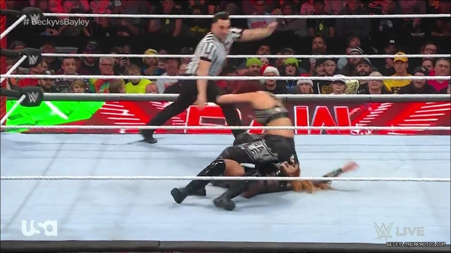 WWE_Monday_Night_Raw_2022_12_19_720p_HDTV_x264-NWCHD_mp4_005895894.jpg